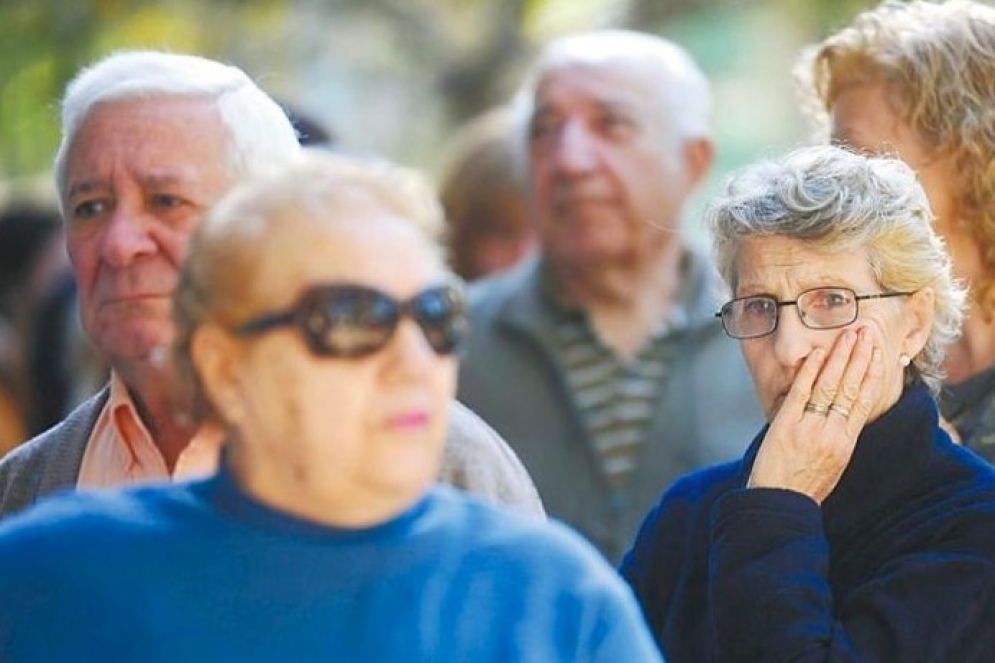 Algunos abuelos se llevaron una sillita de camping. Un comercio brindó sillas para amenizar la espera.