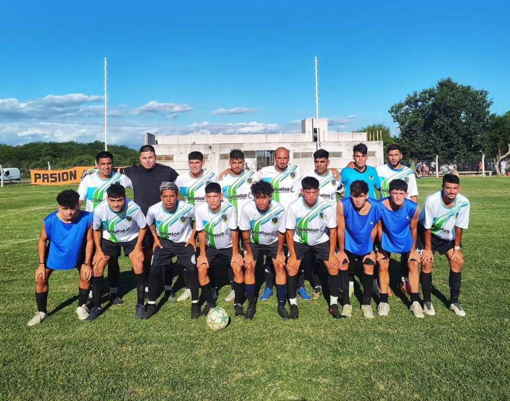 El plantel de EFIC que debutó en el torneo. Un equipo en formación.