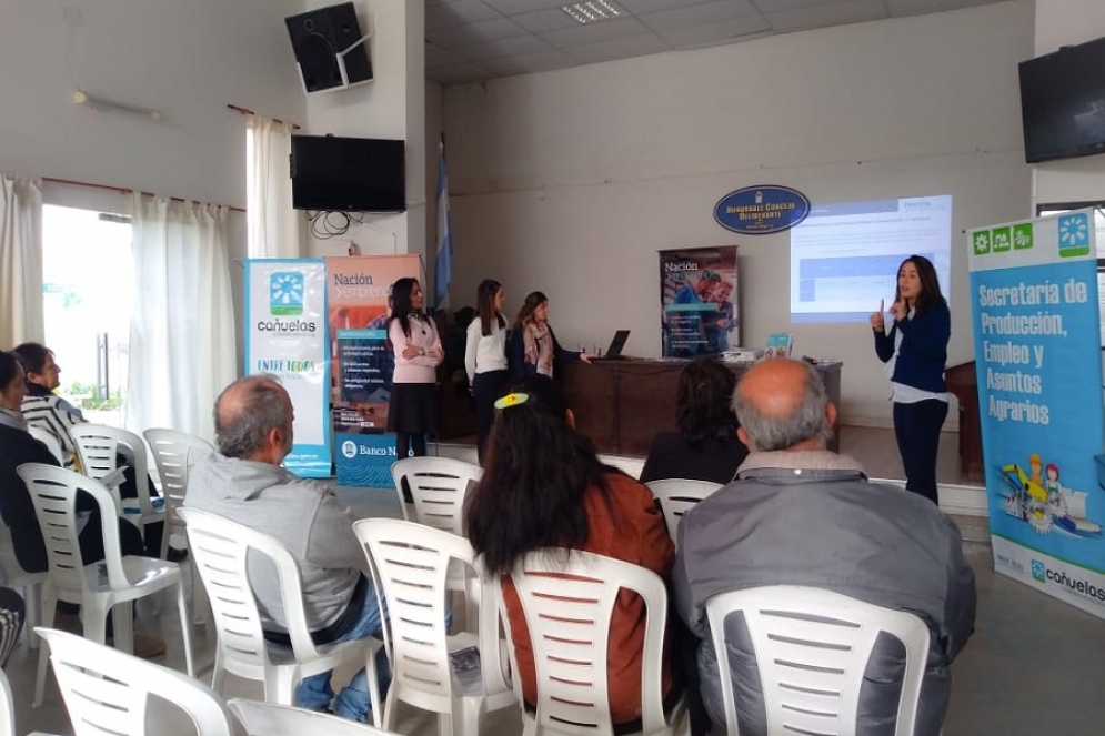 Personal del banco Naciòn asesorando a emprendedores locales.