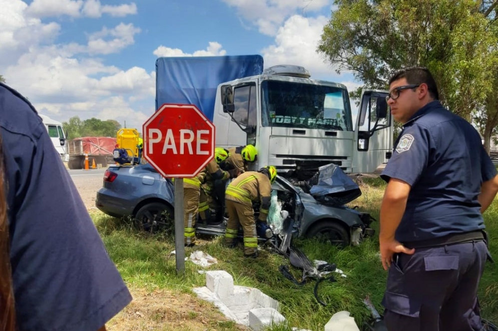 Bomberos socorriendo a la pareja.