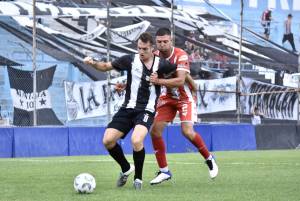 Zabala conteniendo a Gianfranco Ottaviani. (FOTO: @gloriosso.fotografia).