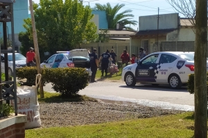 La vendedora junto a su hija y su hijo.