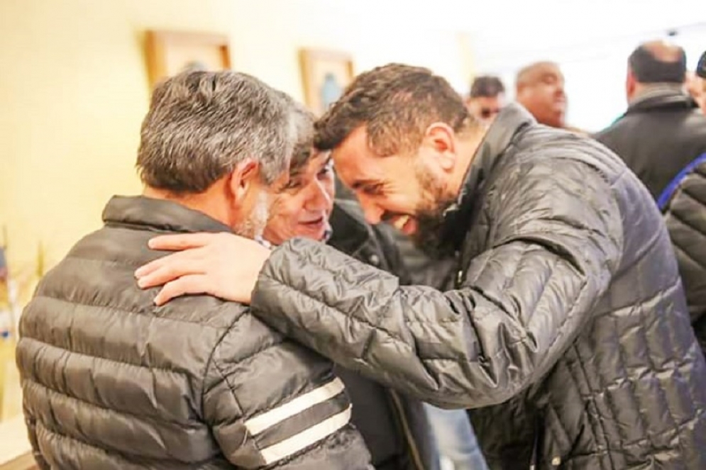 Suárez (de espaldas), Behrens y &quot;Cholo&quot; Garcia.