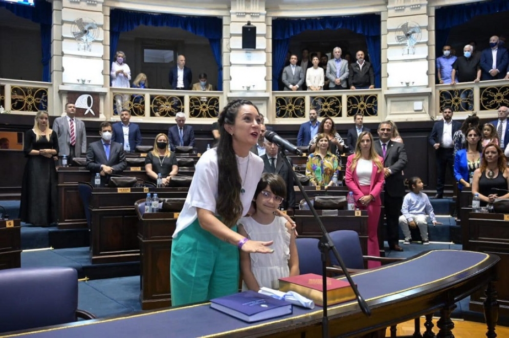 Rasquetti el día de su asunción acompañada por su hija. 