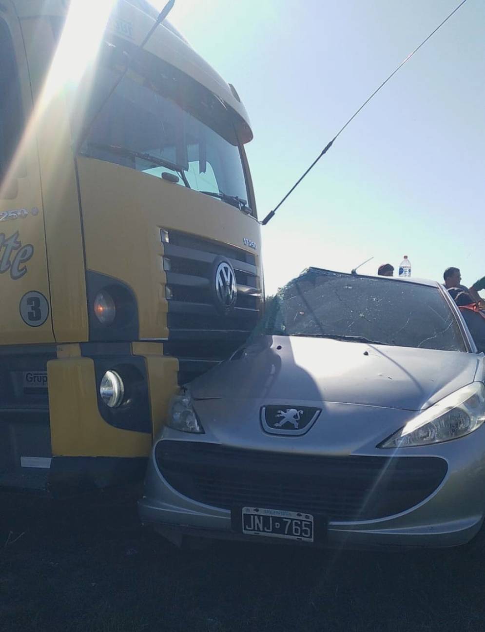 El camión embistió contra el lateral del acompañante.