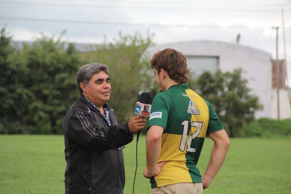 &quot;El Chino&quot; conduce DX4, un clásico del deporte local.