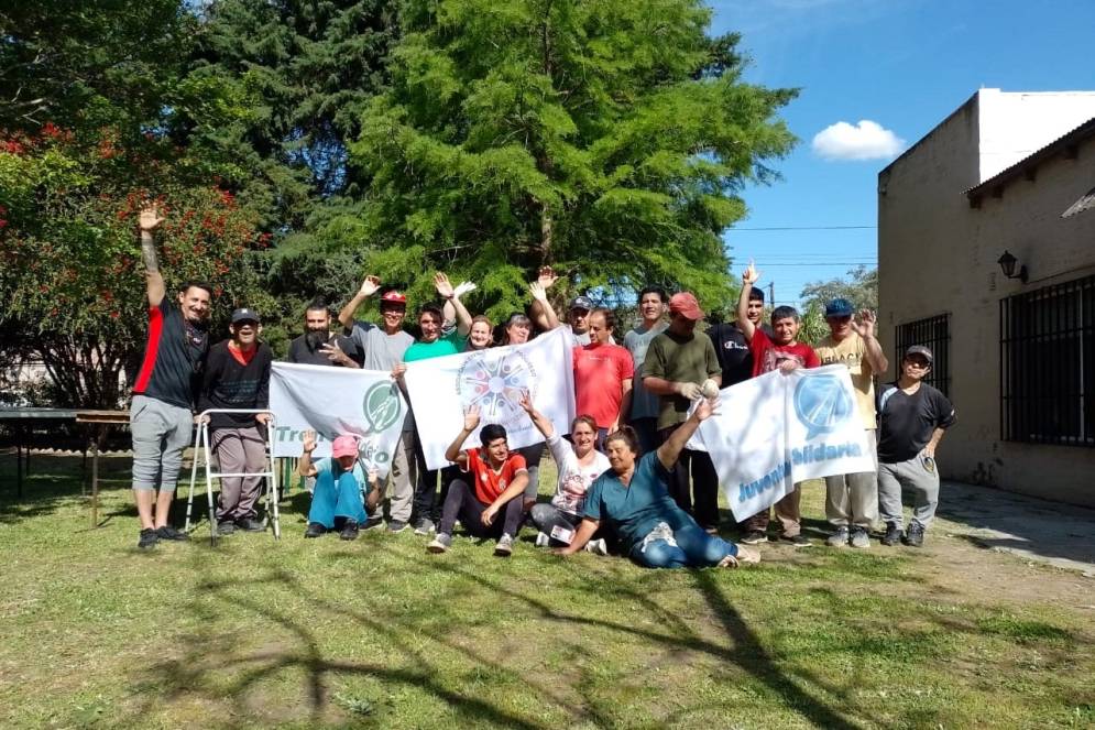 Para sumar ingresos, el hogar comercializa panificados en la esquina de Larrea y 9 de Julio.