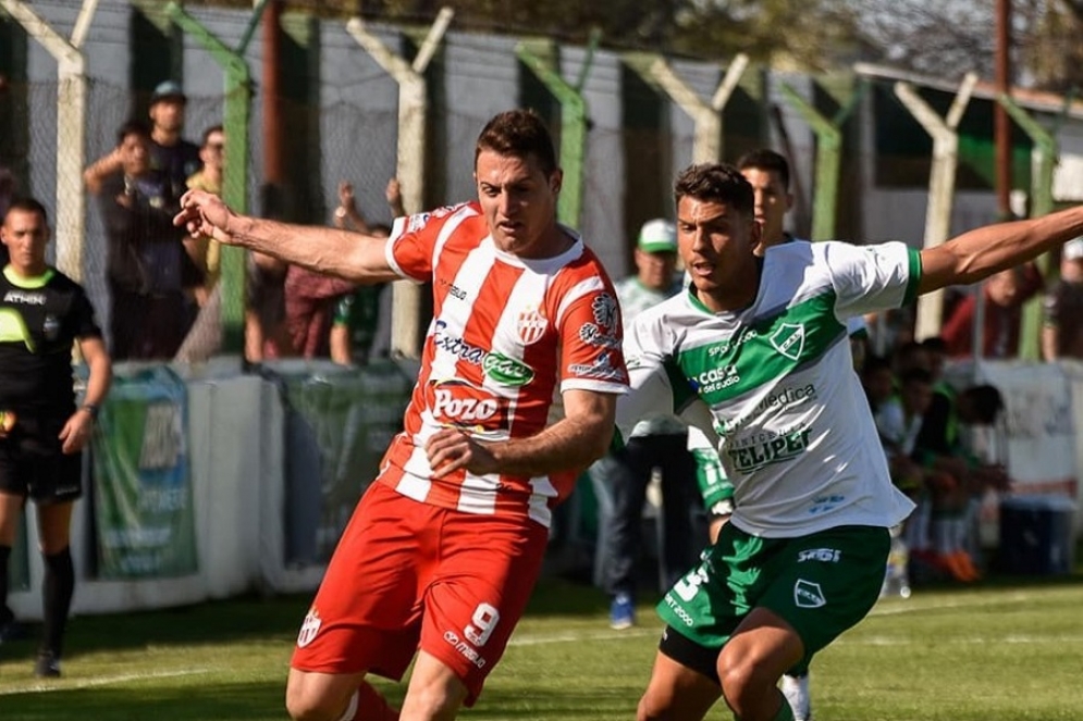 Ottaviani lucha para ganar la posición con un jugador de Ituzaingó. 