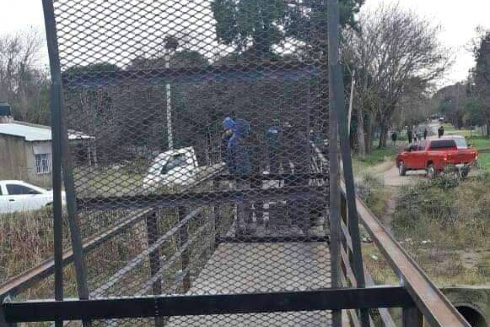 Los municipales de Ezeiza colocando el vallado.