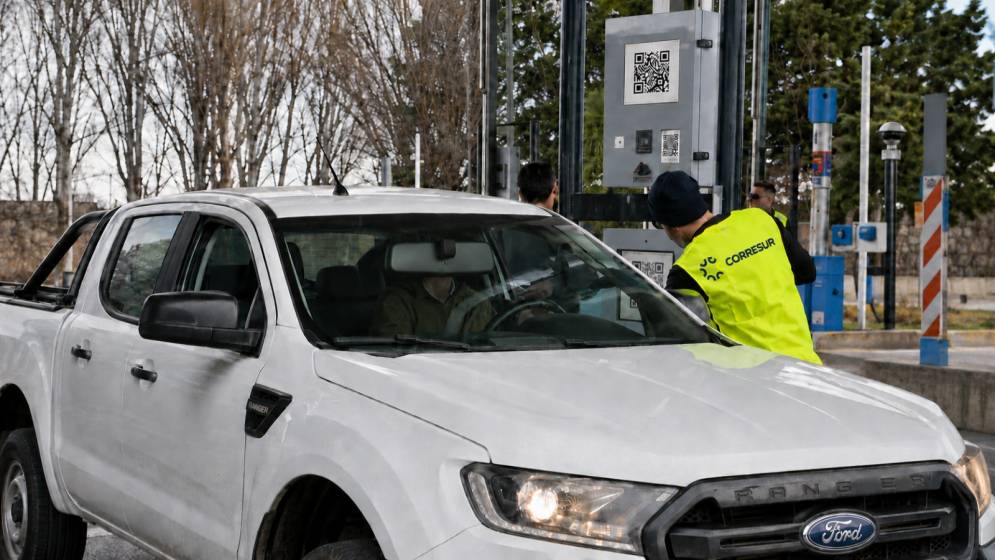 Empleados de Corresur asisten a los usuarios con problemas al pagar. 