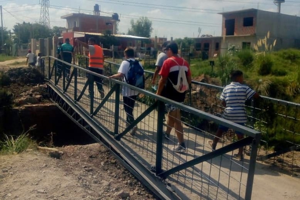Después del derrumbe, en marzo se instaló una pasarela peatonal en Combate de los Pozos.