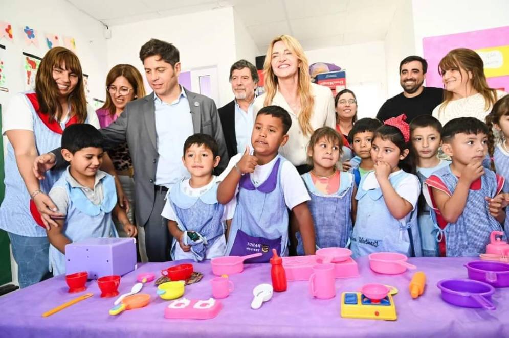 Axel Kiciloff, Alberto Sileoni, Marisa Fassi y Guido Peralta, presidente del Consejo Escolar, con alumnos y docentes.