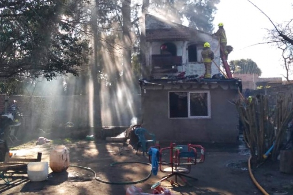 Los bomberos de Petión controlando el incendio.