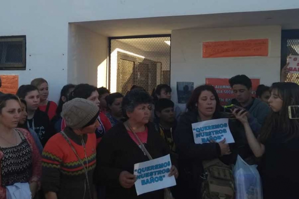 Los padres pidiendo por los baños.