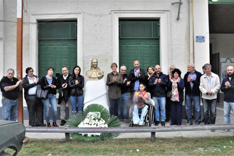 Dirigentes del PJ local se acercaron hasta el busto Evita ubicado en el ingreso a la Estación de Trenes. 