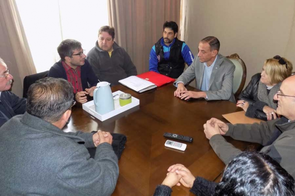 El jefe comunal, integrantes de La Alameda y referentes de la localidad de la Ruta N°205. 