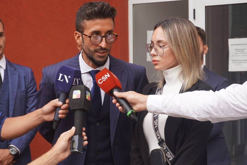 Flor Moyano y su abogado atendiendo a la prensa al salir de la fiscalía a cargo de la Dra. Norma Pippo.