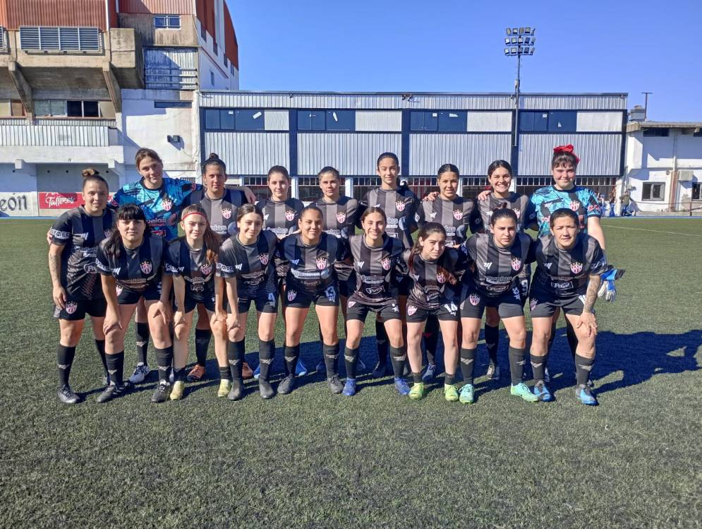 El plantel que jugó en el cesped artificial de Remedios de Escalada.