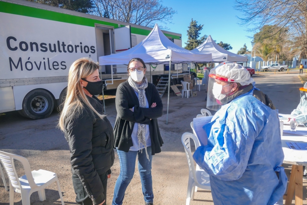 Fassi en Uribe, con la epidemiologa Pené y una doctora del plan. 