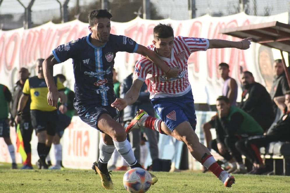 Cano no encuentra su lugar en la mitad de cancha. Ph: &quot;Fútbol En Mil Rayitas&quot;