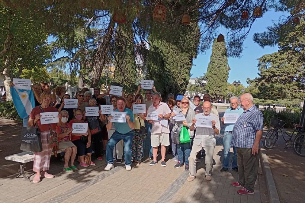 Se convocaron en la Plaza San Martín antes de ser recibidos en la casa de gobierno.