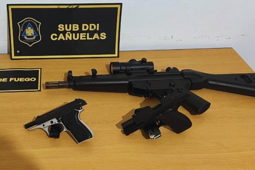 Las armas incautadas por la DDI de Cañuelas.
