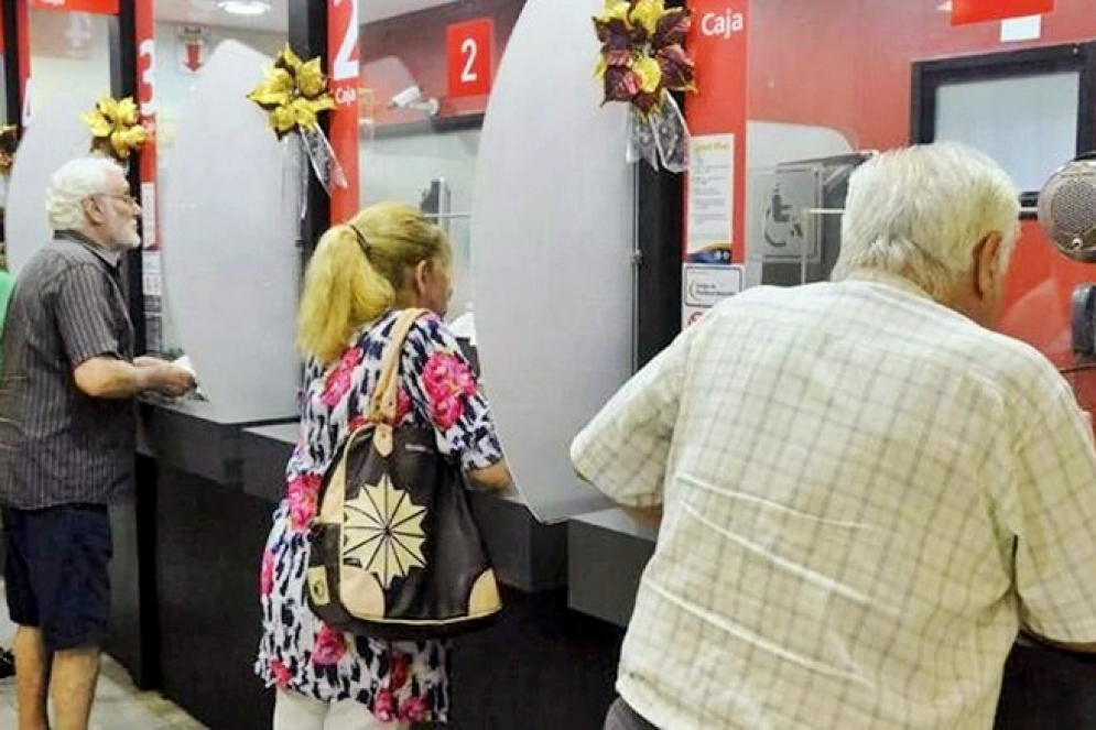 Según estadísticas, el 46% cobra por ventanilla. 