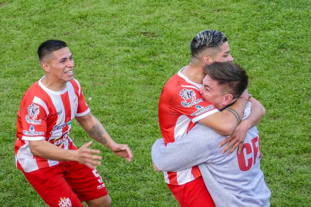 Abrazo emocionante entre Cecotti e Iñiguez.