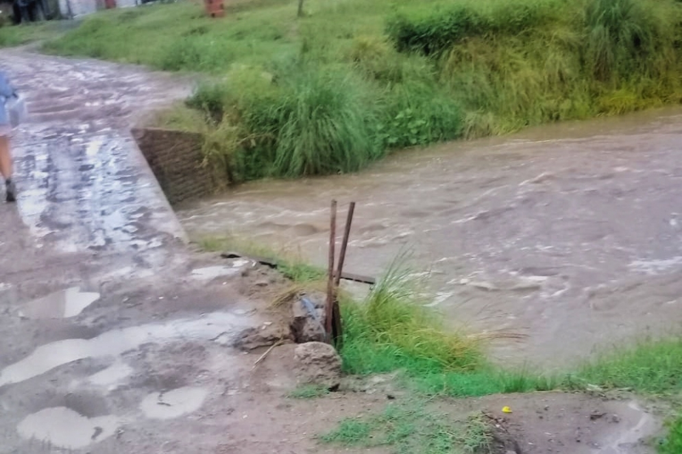 El agua corriendo por debajo del puente peatonal de Máximo Paz, en la tarde de hoy.