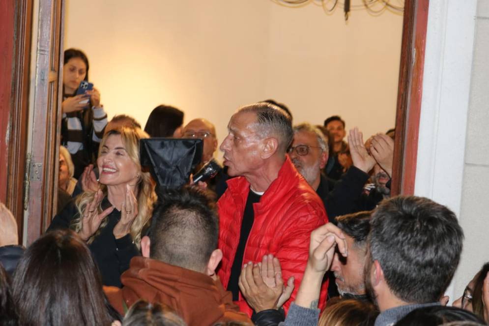 Arrieta con su clásica campera colorada de campaña.