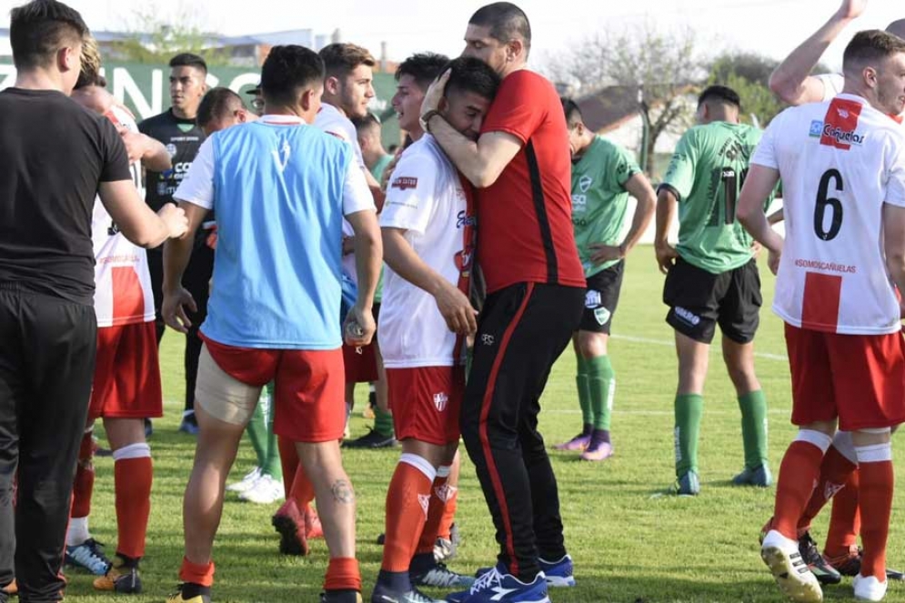 Los jugadores y el cuerpo técnico festejaron el triunfo. 