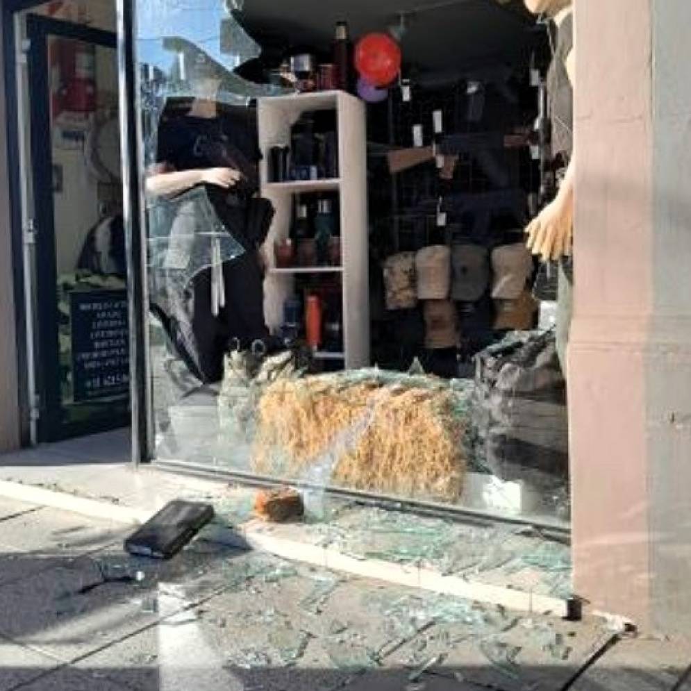 La vidriera de un local céntrico, estallada por los ladrones.