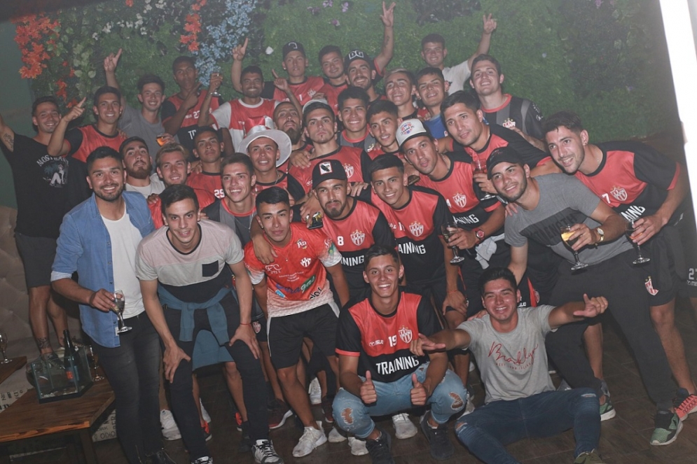 El plantel siguió de festejo en Astor. Ph: Adrián Monod.