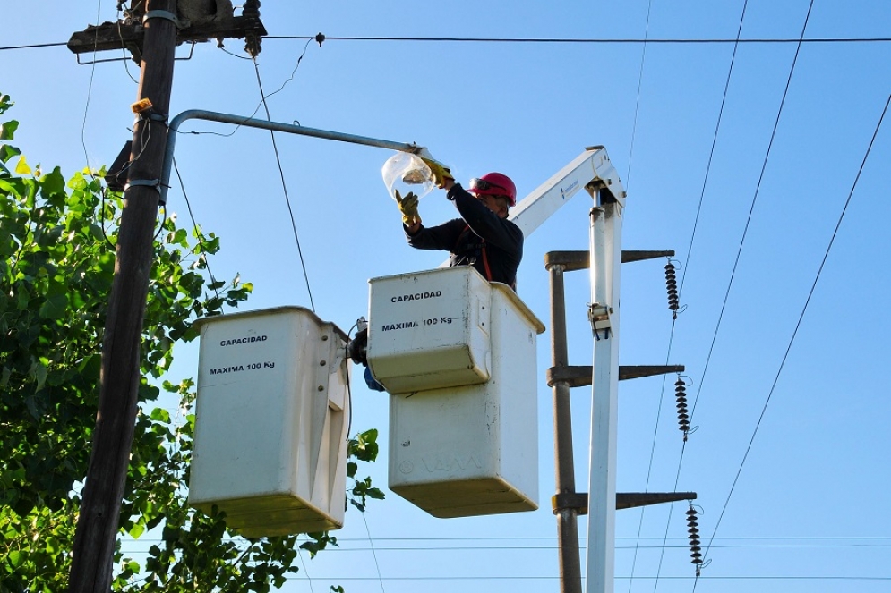 Un equipo de municipales realizó arreglos de luces en Los Frenos III