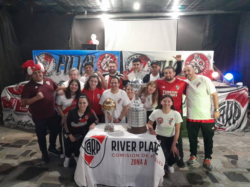 Los integrantes de la filial se fotografiaron junto a la Copa Libertadores. 