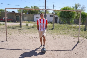 Arrieta, en la canchita del barrio que lo vio gambetear de chiquito. El lunes partió rumbo a Europa.