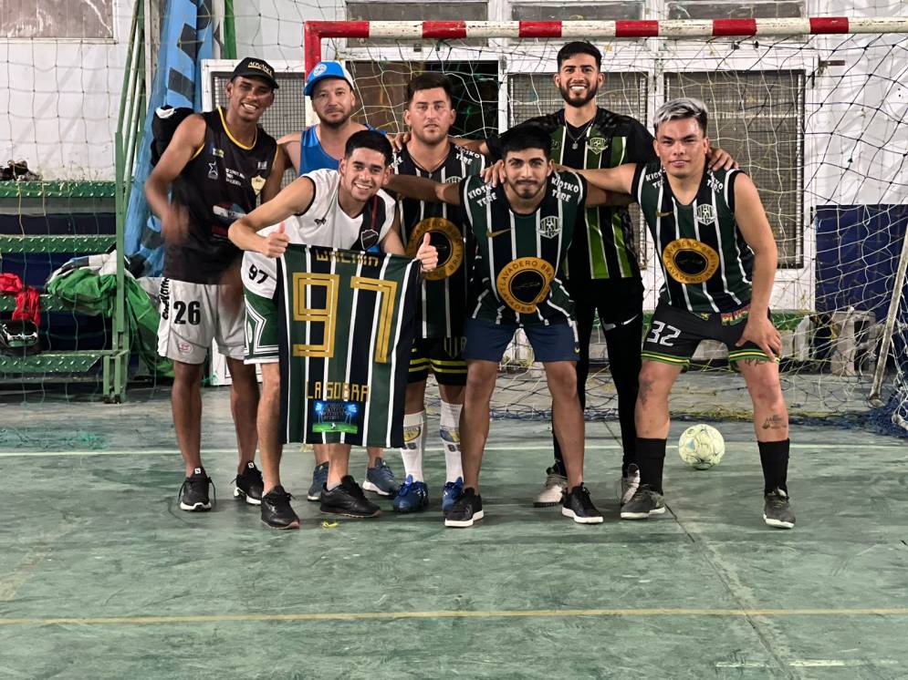 La Sobra goleó al único equipo que venía invicto, Los Busters.