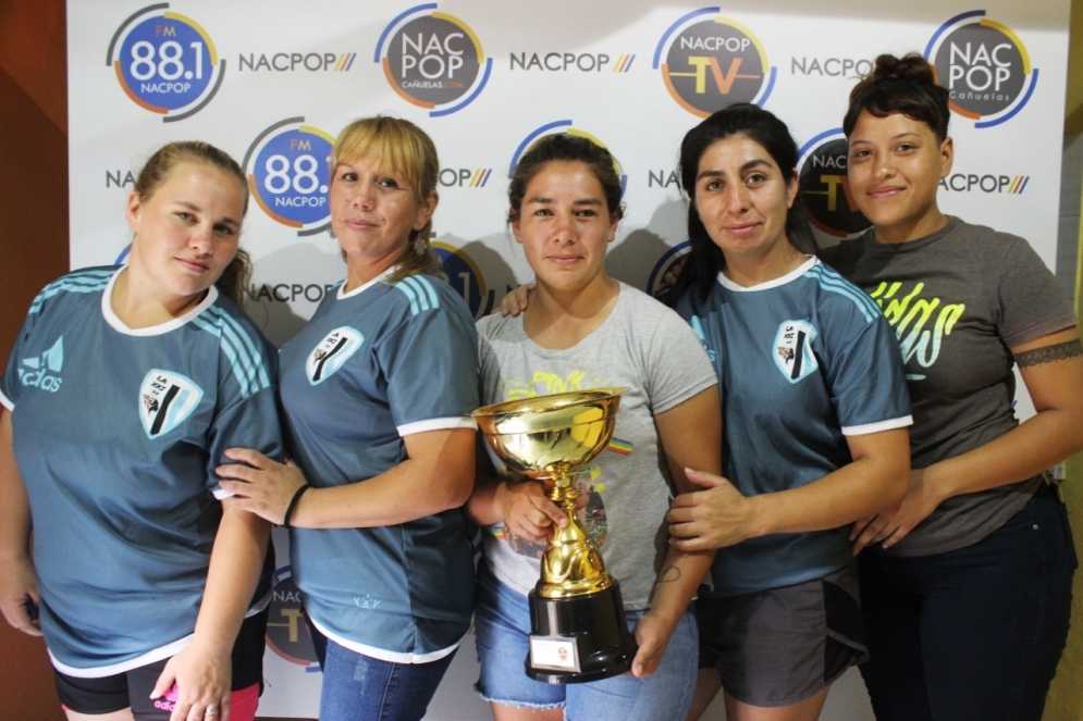 Las futbolistas exhibiendo la copa en NacPop.