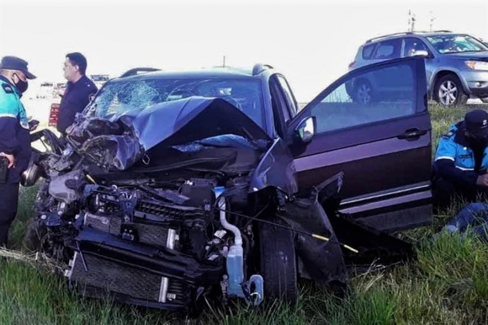 El T-Cross culminó en el pasto, dañado en la trompa. 