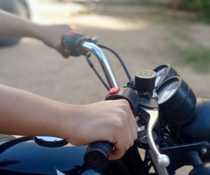 Lo par&oacute; la polic&iacute;a, tir&oacute; la moto y se meti&oacute; corriendo a su casa