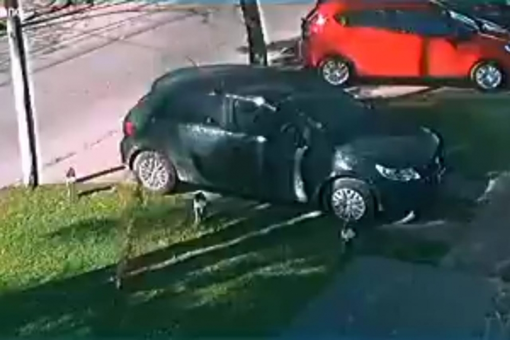  &quot;Me avisó la vecina que manguereé el auto porque se había roto un caño y estaba lleno de mierda&quot;, contó el dueño del coche.