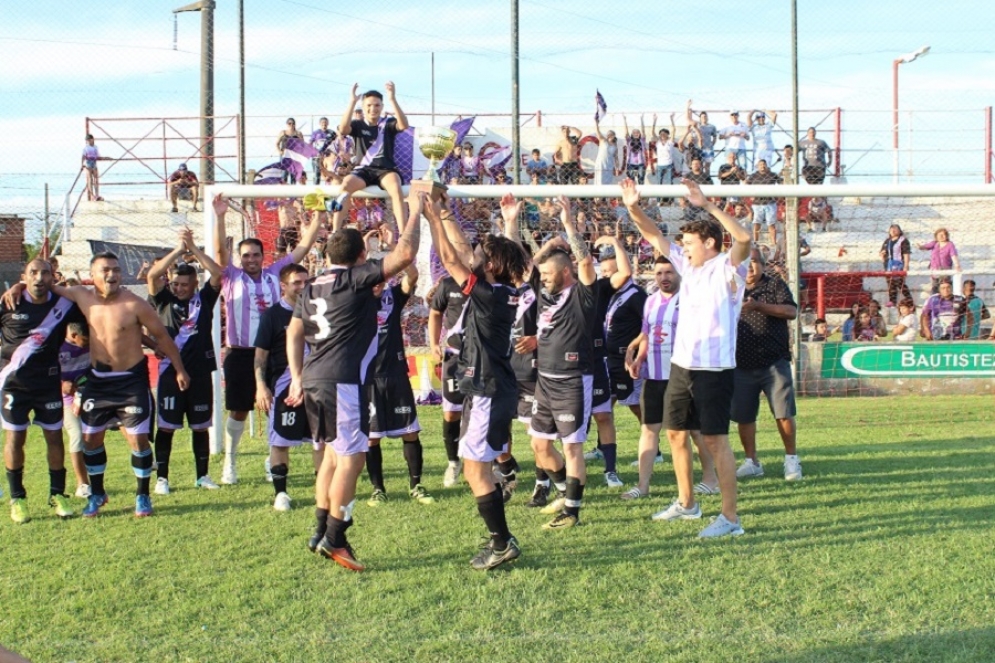 Villa María festejando el titulo junto con sus hinchas. 