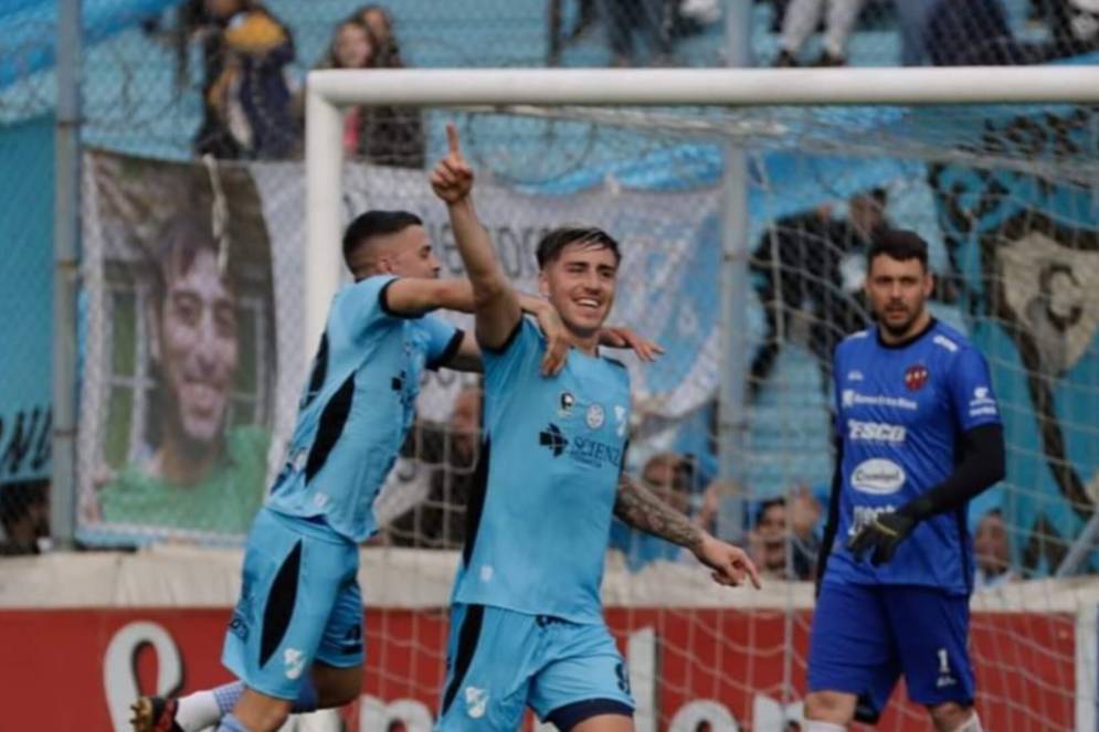 Con esta foto en sus redes, Temperley anunció la adquisición del delantero y detalles de la negociación. Desde CFC se extralimitaron al dar precisiones.