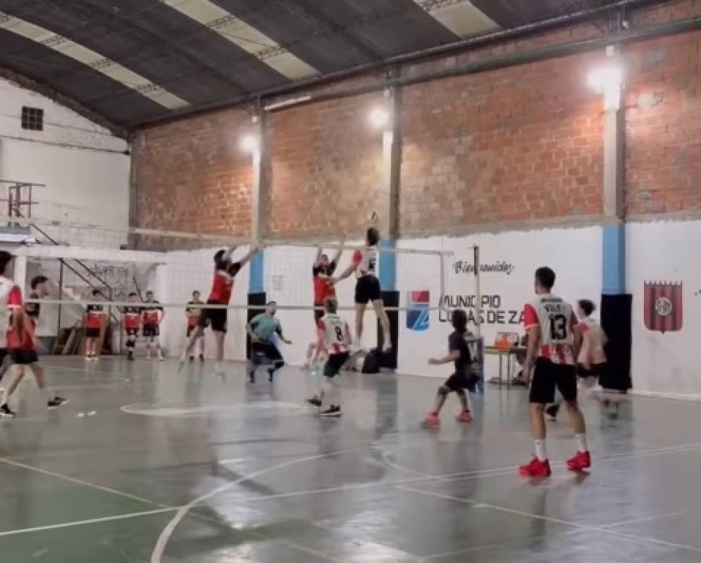 Los de Temperley se impusieron con parciales de 25-23, 25-19 y 25-17.