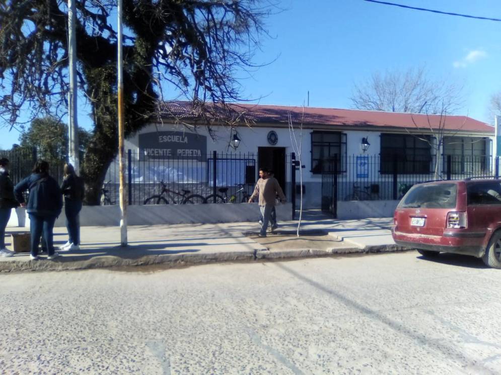 La puerta de una escuela de Máximo Paz. 