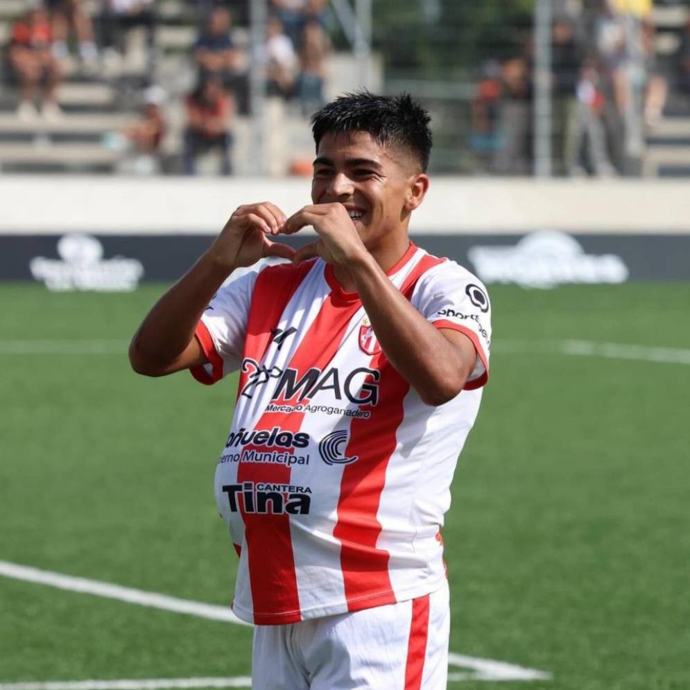 Scelzi y un gol especial. (FOTO: @jero.detelleria / Prensa Ca&ntilde;uelas).