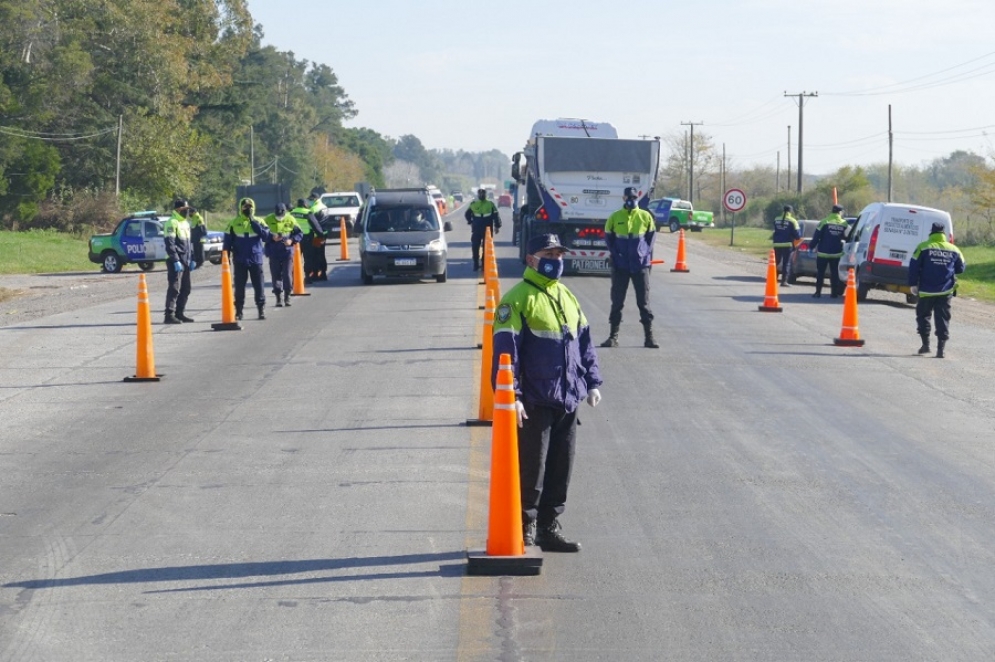 Los Policías deteniendo a los vehículos que circulaban por la ruta. 