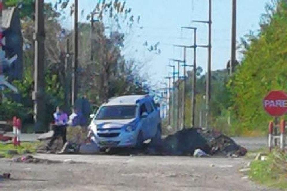 La Chrevolet clavada en el montículo. Uno de los ocupantes tirado debajo, sacando tierra.