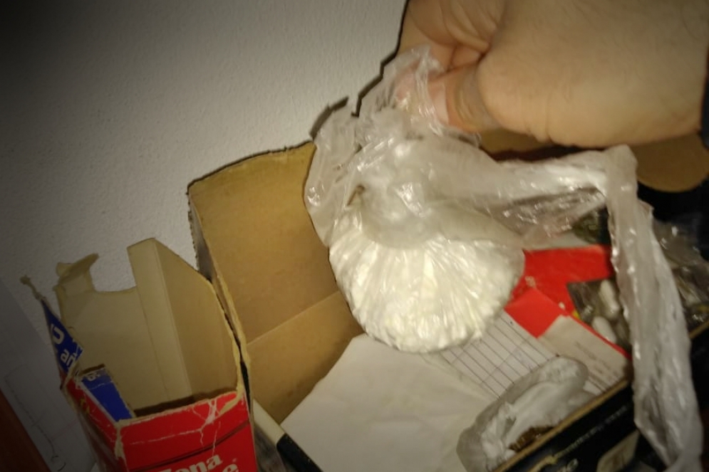 La bolsa de &quot;coca&quot; encontrada en una de las viviendas.