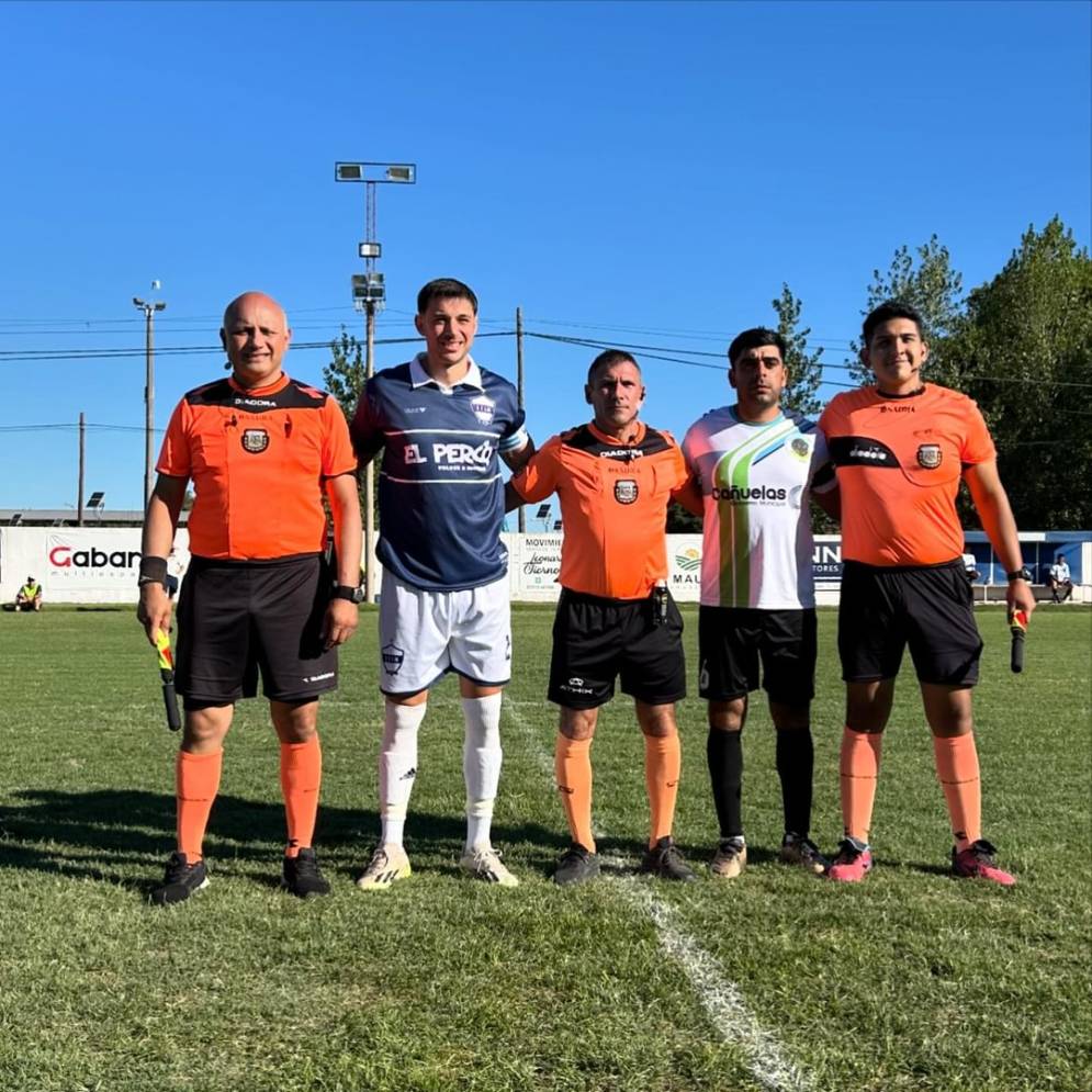 ¿La foto que nunca sale? Capitanes y autoridades antes del partido.